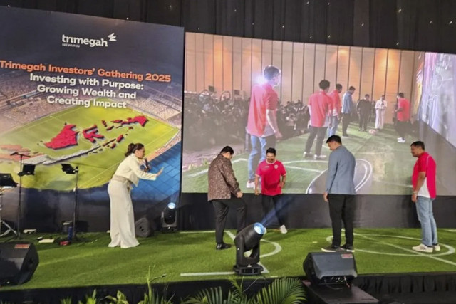Ketua Umum PSSI Erick Thohir (kedua dari kiri) melakukan tendangan simbolis pada peluncuran produk reksadana sepak bola oleh PT Trimegah di Pacific Place, Jakarta, Kamis (27/2/2025). Foto: Rauf Adipati/Antara