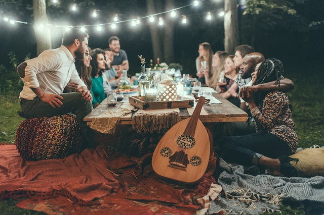 Rekomendasi Tempat Bukber di Jakarta Pusat 2025 (Foto hanya ilustrasi, bukan tempat sebenarnya) Sumber: unsplash/ Valiant Made