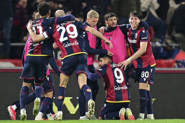 Pemain Bologna Santiago Castro berselebrasi bersama rekan setimnnya usai mencetak gol ke gawang AC Milan saat pertandingan Liga Serie A Italia di Stadio Renato Dall'Ara, Bologna, Italia, Kamis (27/2/2025).  Foto: Daniele Mascolo/REUTERS