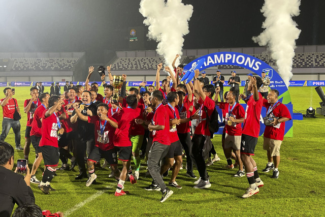 Sejumlah pemain serta ofisial pemain Sumut United berselebrasi setalah menjadi juara Liga 3 musim 2024/25 di Indomilk Arena, Tangerang, Kamis (27/2/2025). Foto: Azrumi El Ghazali/kumparan
