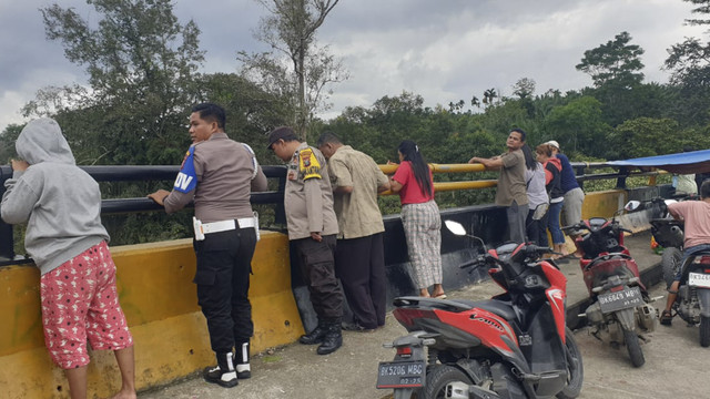 Polisi, Basarnas, hingga TNI melakukan pencarian terhadap Kades Bahagia di Deli Serdang yang hilang misterius. Foto: Dok. Istimewa