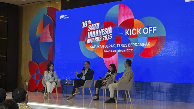 Penerima Apresiasi 15th SATU Indonesia Awards 2024 Irfan Y. Pratama , Dewan Juri Dian Sastrowardoyo, Head of Brand Communications Astra, Yudha Prasetya saat Astra Kick off 16 th Satu Indonesia Awards, di Menara Astra, Jakarta, Jumat (28/2/2025). Foto: Alya Zahra/kumparan
