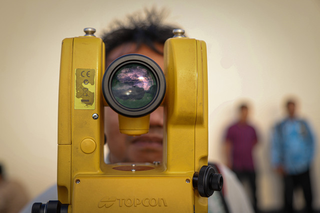 Anggota tim Hisab Rukyat Kemenag DKI Jakarta memantau hilal di Gedung Kanwil Kemenag DKI Jakarta, Jakarta Timur, Jumat (28/2/2025). Foto: Iqbal Firdaus/kumparan