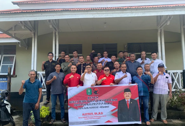 Alysius berfoto bersama warga Sekadau. Foto: Dok, Istimewa