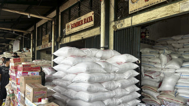 Suasana saat hari pertama puasa di Pasar Induk Beras Cipinang, Jakarta Timur, Sabtu (1/3/2025). Foto: Rayyan Farhansyah/kumparan