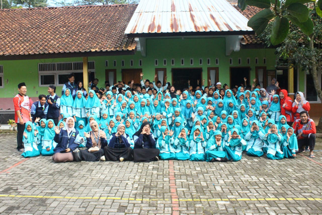 Mahasiswa KKN UIN Walisongo MIT-19 Posko 6 bersama siswa dan guru SD Negeri Kebondalem 1. Foto: KKN MIT-19 Posko 6
