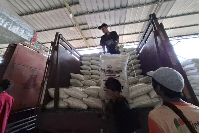 Pekerja mengangkat Beras di Pasar Induk Beras Cipinang, Jakarta Timur, Sabtu (1/3/2025).  Foto: Rayyan Farhansyah/kumparan