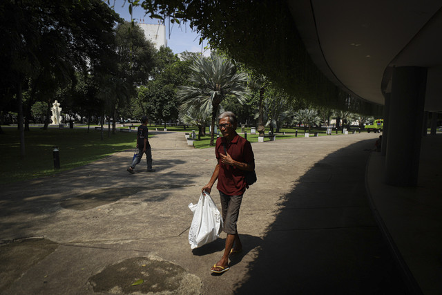 Dua warga beraktivitas di Lapangan Banteng, Jakarta, Sabtu (1/3/2025). Foto: Iqbal Firdaus/kumparan