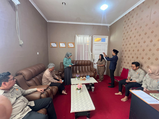 Prosesi pengambilan sumpah atas permohonan sertifikat hilang. Foto: Dok. Kantah Sekadau