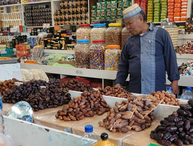 Calon pembeli melihat sejumlah jenis kurma di Toko Al Abira di Pasar Tanah Abang, Jakarta, Sabtu (1/3). Foto: Widya/kumparan