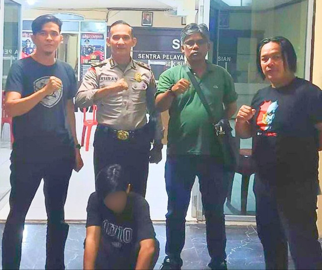 Polisi mengamankan operator sekolah yang diduga mencuri laptop. Foto: Dok. Polres Kubu Raya