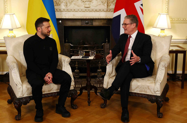 Perdana Menteri Inggris Keir Starmer berbicara dengan Presiden Ukraina Volodymyr Zelensky selama pertemuan bilateral di pusat kota London pada tanggal 1 Maret 2025. Foto: Peter Nicholls / POOL / AFP