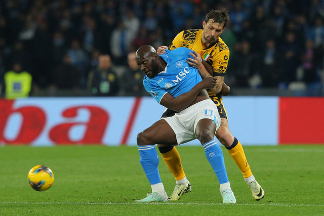 Pemain Napoli Romelu Lukaku berebut bola dengan pemain Inter Milan Francesco Acerbi. Foto: Carlo Hermann / AFP