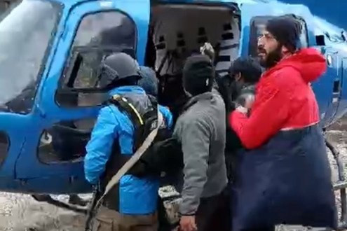 Evakuasi pendaki perempuan asal Indonesia yang dilaporkan tewas saat menuruni puncak Cartensz Pyramid, Papua, Sabtu (1/3/2025). Foto: Tim SAR Timika