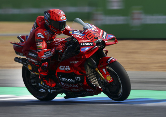 Marc Marquez dari Ducati Lenovo Team beraksi dalam balapan MotoGP Grand Prix Thailand di Sirkuit Internasional Chang, Buriram, Thailand, Minggu (2/3/2025). Foto: Athit Perawongmetha/REUTERS