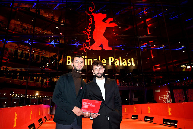 Sutradara Israel Yuval Abraham (kanan) dan sutradara Palestina Basel Adra berpose dengan penghargaan dokumenter Berlinale untuk 'No Other Land' pada Festival Film Internasional Berlinale ke-74 di Berlin, pada 24 Februari 2024. Foto: Tobias SCHWARZ / AFP