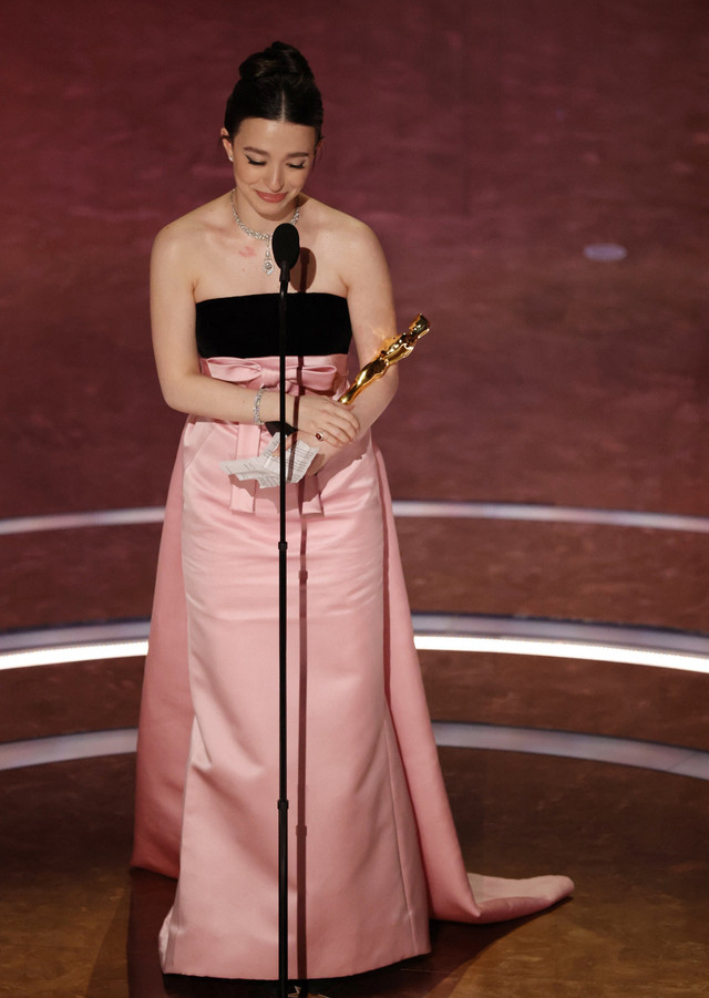 Mikey Madison menerima penghargaan Academy Awards Tahunan ke-97 di Dolby Theatre, Beverly Hills, California, AS, Minggu (2/3/2025). Foto: Carlos Barria/REUTERS