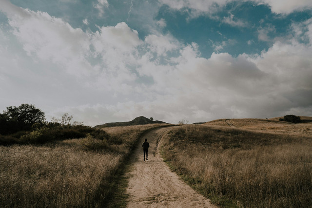 Ilustrasi Musafir yang Kehabisan Bekal, Sumber Unsplash Fransisco Gonzalez