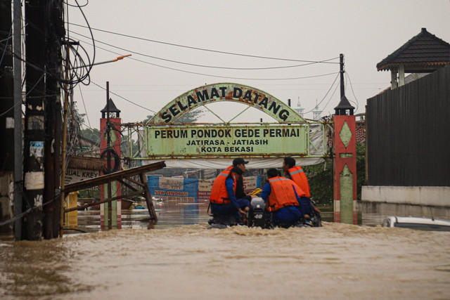 Petugas BPBD mengevakuasi warga yang terdampak banjir di Pondok Gede Permai, Jatiasih, Bekasi, Selasa (4/3/2025). Foto: Iqbal Firdaus/kumparan