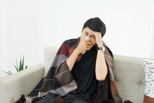 Ilustrasi pria sakit flu. Foto: Shutterstock