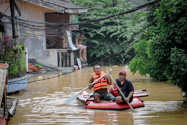 Banjir akibat luapan Sungai Ciliwung masih merendam permukiman warga di Kelurahan Rawajati, Pancoran, Jakarta Selatan, Selasa (4/3). Foto: Jamal Ramadhan/kumparan