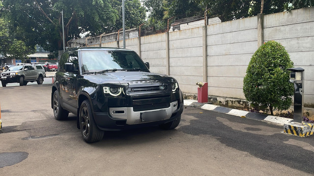 Mobil sitaan KPK dari rumah Ketum Pemuda Pancasila Japto Soerjosoemarno dipindahkan ke Rupbasan KPK, Cawang, Jakarta Timur, Selasa (4/3/2025). Foto: Fadhil Pramudya/kumparan