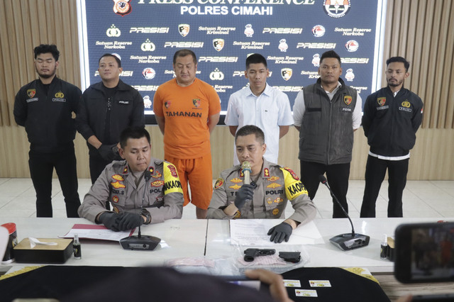 Polres Cimahi rilis kasus intimidasi pria berpistol terhadap perempuan di dalam mobil di kawasan Kota Baru Parahyangan, Kecamatan Padalarang, Bandung Barat, Selasa (4/3/2025). Foto: Dok. Polres Cimahi