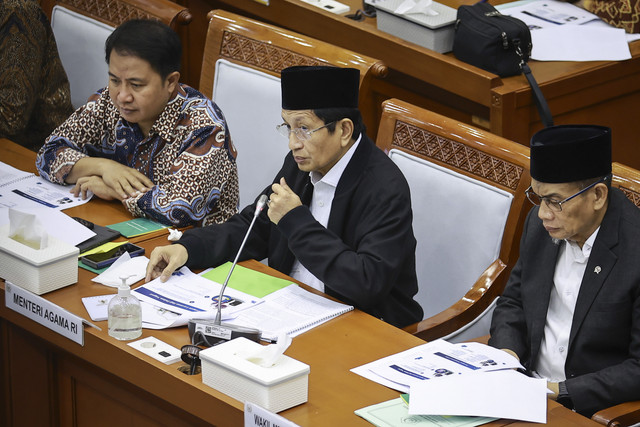 Menteri Agama Nasaruddin Umar, Wakil Menteri Agama Romo Muhammad Syafi'i, dan Dirjen Penyelenggaraan Haji dan Umrah (PHU) Kementerian Agama Hilman Latief saat raker bersama Komisi VIII DPR di Kompleks Parlemen, Senayan, Jakarta. Foto: Dhemas Reviyanto/ANTARA FOTO