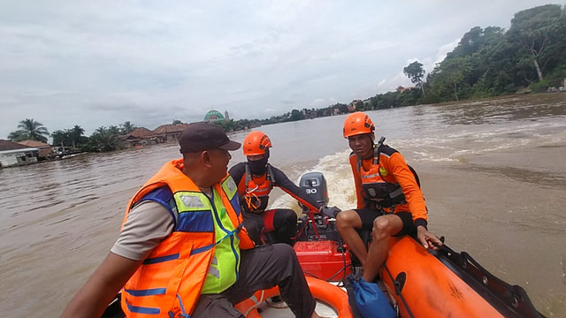 Tim SAR saat melakukan pencarian 3 penumpang yang tenggelam di Sungai Rawas. Foto : Dok. Basarnas Palembang