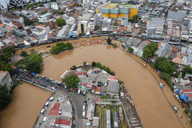 Foto udara luapan air Sungai Ciliwung yang menggenangi jalan dan permukiman di Jatinegara, Jakarta, Selasa (4/3/2025). Foto: Bayu Pratama S/ANTARA FOTO