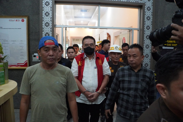 Eks Bupati Musi Rawas Ridwan Mukti saat digiring ke mobil tahanan. Foto : Kejati Sumsel