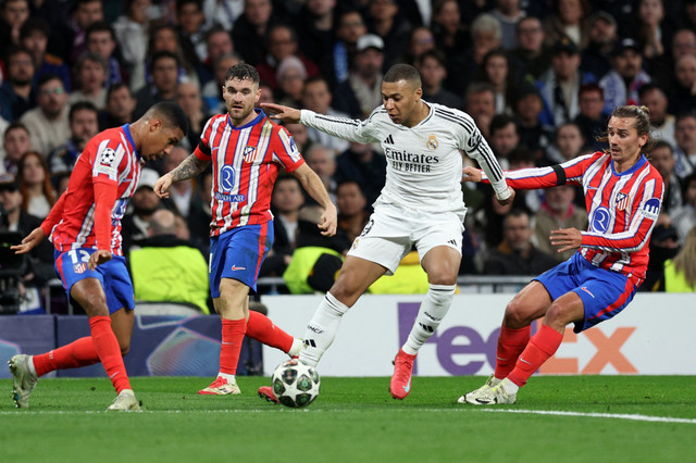 Aksi Kylian Mbappe (tengah) saat laga Real Madrid vs Atletico dalam leg pertama babak 16 besar Liga Champions 2024/25 di Stadion Santiago Bernabeu, Rabu (5/3) dini hari WIB. Foto: REUTERS/Violeta Santos Moura