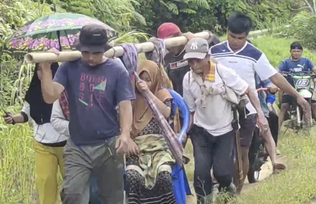 Ibu hamil ditandu menuju rumah sakit terdekat di Desa Ratte, Kec. Tutar, Polewali Mandar. Foto: Dok. Istimewa