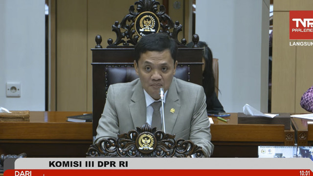Ketua Komisi III DPR RI Habiburokhman menyampaikan paparannya saat Rapat Komisi III membahas RUU KUHAP di Kompleks Parlemen, Senayan, Jakarta, Rabu (5/3/2025). Foto: Youtube/ TVR Parlemen