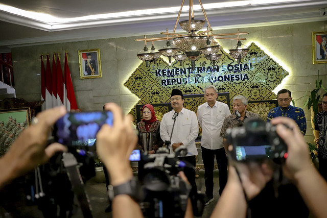 Menteri Sosial Saifullah Yusuf memberikan keterangan kepada wartawan terkait Rapat Pembahasan Pembentukan Sekolah Rakyat di Kantor Kementerian Sosial, Jakarta, Rabu (5/3/2025). Foto: Jamal Ramadhan/kumparan
