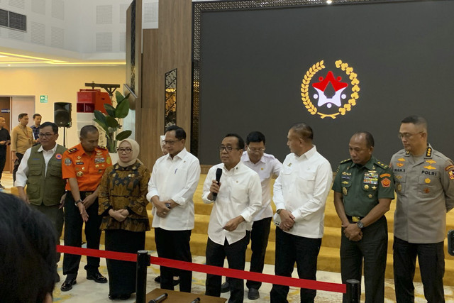 Menko PMK, Pratikno memberikan keterangan pers usai rapat bersama lintas kementerian/lembaga membahas persiapan mudik Idul Fitri 1446 H di Kantor Kemenko PMK, Jakarta, Rabu (5/3/2025). Foto: Luthfi Humam/kumparan