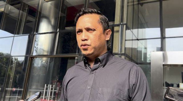 Kuasa hukum Sekjen PDIP Hasto Kristiyanto, Ronny Talapessy, mendatangi Gedung Merah Putih KPK, Jakarta, Rabu (5/3/2025). Foto: Fadhil Pramudya/kumparan