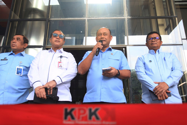 Sekjen KPK Cahya H Harefa (kedua kiri) didampingi Kepala Badan Gizi Nasional (BGN) Dadan Hindayana (kedua kanan) memberikan keterangan kepada wartawan usai pertemuan di Gedung Merah Putih KPK, Jakarta, Rabu (5/3/2025). Foto: Reno Esnir/ANTARA FOTO