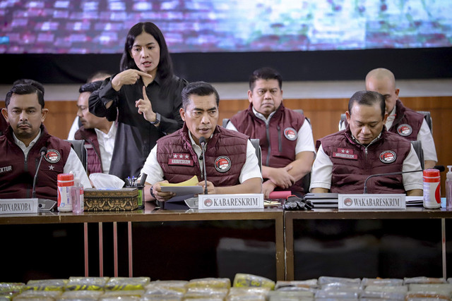Kabareskrim Polri Komjen Pol. Wahyu Widada menyampaikan keterangan dalam konfrensi pers pengungkapan peredaran gelap narkoba di Gedung Bareskrim, Mabes Polri, Jakarta, Rabu (5/3/2025). Foto: Jamal Ramadhan/kumparan