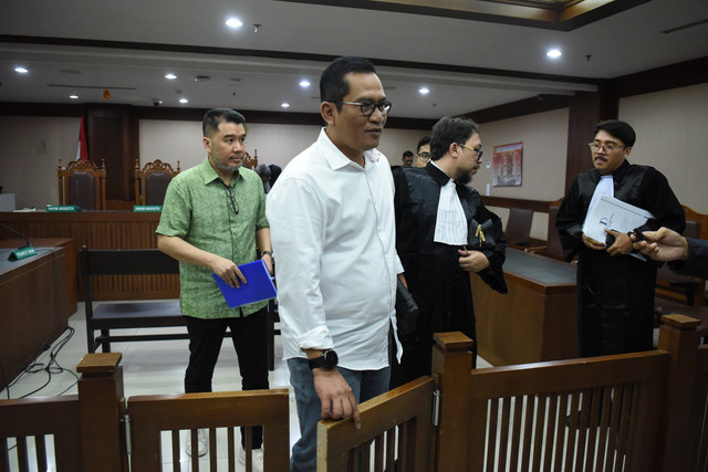 Terdakwa kasus dugaan TPPU dalam korupsi penjualan ore nikel ilegal di Blok Mandiodo-Lasolo-Lalindu, Windu Aji Sutanto (kedua kiri) dan Glenn Ario Sudarto (kiri) meninggalkan ruangan usai mengikuti sidang di Pengadilan Tipikor, Jakarta, Rabu (5/3). Foto: Indrianto Eko Suwarso/ANTARA FOTO