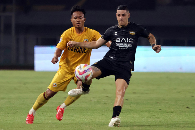 Pemain Dewa United Alexis Nahuel Messidoro (kanan) menguasai bola dikawal ketat pemain Semen Padang Ricky Ariansyah saat pertandingan Liga 1 di Stadion Pakansari, Kabupaten Bogor, Jawa Barat, Rabu (5/3/2025).
 Foto: Yulius Satria Wijaya/ANTARA FOTO