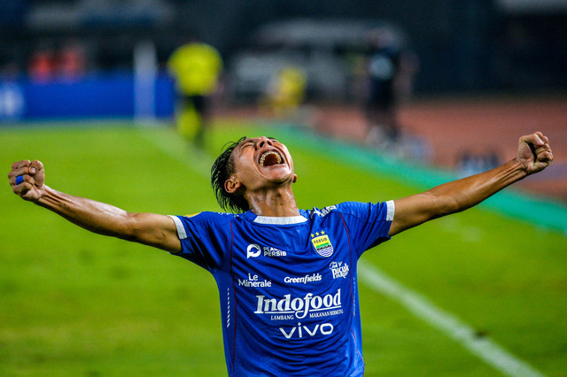 Selebrasi pemainPersib Bandung Beckham Putra usai mencetak gol ke gawang Persik Kediri pada pertandingan Liga 1 di Stadion Gelora Bandung Lautan Api (GBLA), Bandung, Jawa Barat, Rabu (5/3/2025). Foto: Raisan Al Farisi/ANTARA FOTO