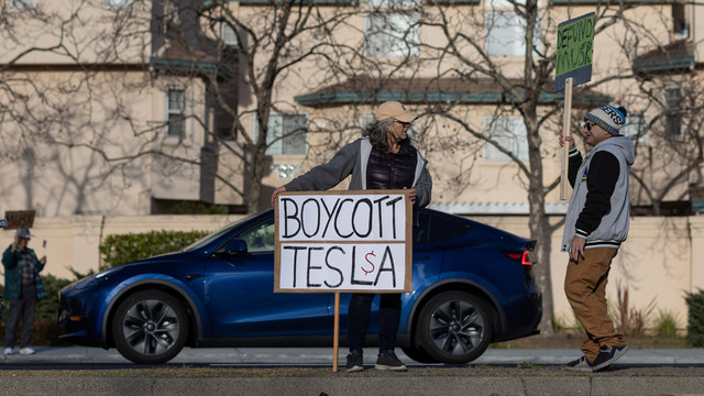 Warga gelar unjuk rasa terkait peran Elon Musk di pemerintahan Presiden AS Donald Trump, di luar dealer Tesla di Palo Alto, California, AS 5 Maret 2025. Foto: REUTERS/Carlos Barria