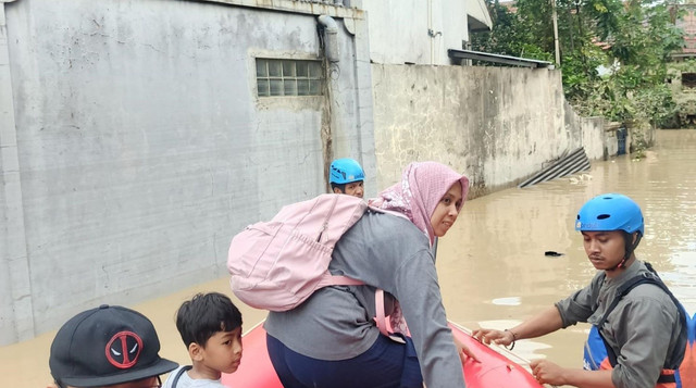 Giat Respon bencana banjir yang terjadi di Bekasi (Sumber : DT Peduli)