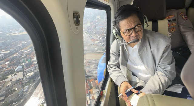Gubenur Jakarta Pramono Anung menaiki helikopter saat melakukan pantauan banjir lewat udara di Langit Jakarta, Kamis (6/3/2025).  Foto: Dok. Tim Media Pramono Anung