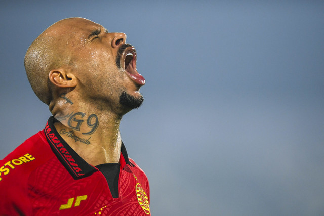 Pesepak bola Persija Jakarta Gustavo Almeida Dos Santos  melakukan selebrasi usai mencetak gol ke gawang PSIS Semarang saat pertandingan Liga 1 di Stadion Indomilk Arena, Kabupaten Tangerang, Banten, Rabu (5/3/2025). Foto: Galih Pradipta/ANTARA FOTO