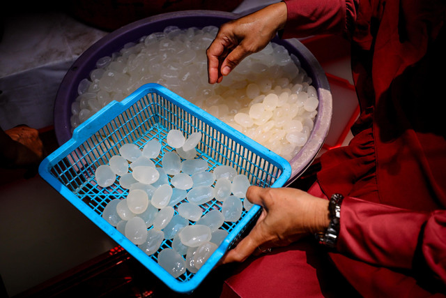 Pedagang menata kolang-kaling di Jalan Jati Bunder, kawasan Pasar Tanah Abang, Jakarta, Kamis (6/3/2025).  Foto: Jamal Ramadhan/kumparan