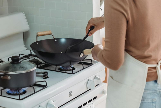 Ilustrasi cara menggoreng rengginang. Foto: Pexels.com/Kevin Malik