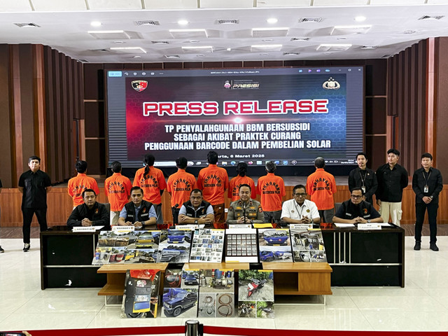 Konferensi pers tindak pindana penyalahguanaan BBM bersubsidi sebagai akibat praktek curang penggunaan barcode dalam pembelian solar, di Mabes Polri, Jakarta Selatan, Kamis (6/3/2025). Foto: Rayyan Farhansyah/kumparan