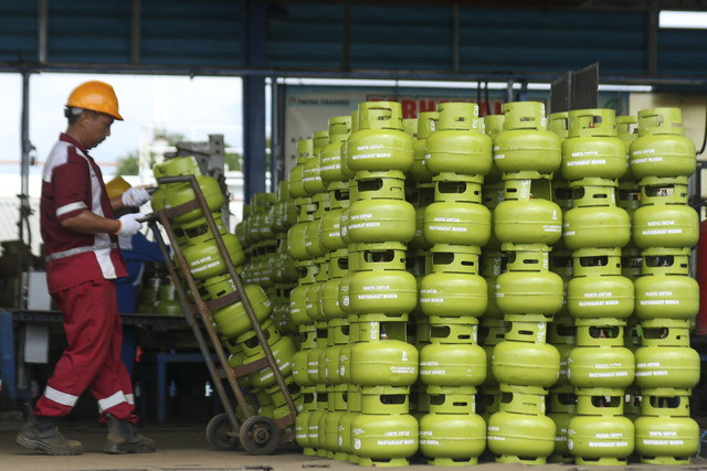 Pekerja menata tabung gas 3kg di SPBE Tanjungwangi, Banyuwangi, Jawa Timur, Kamis (6/3/2025). Foto: Budi Candra Setya/ANTARA FOTO